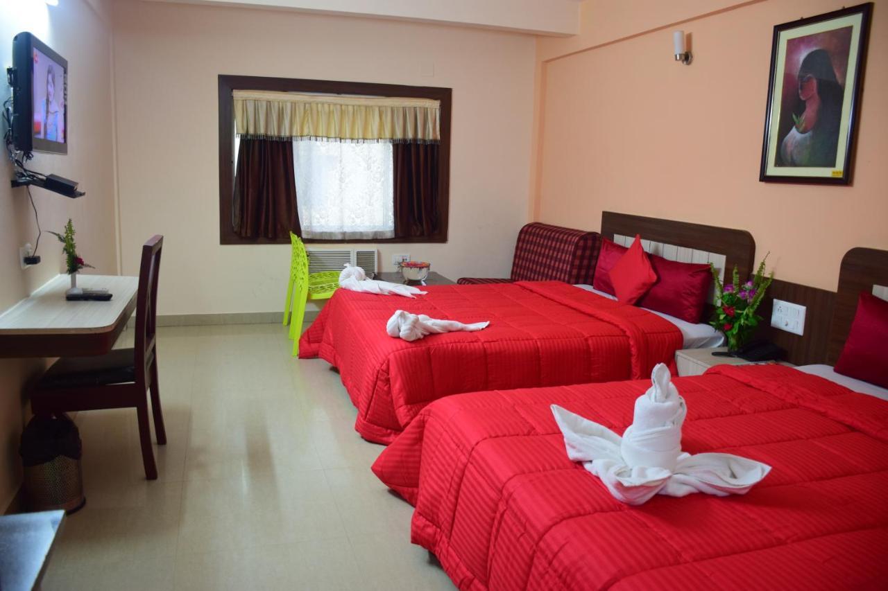 Hotel Landmark Puri Buitenkant foto