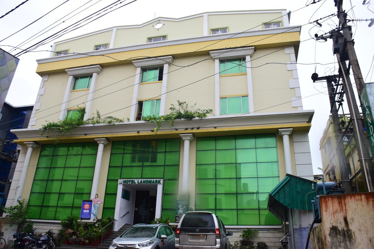 Hotel Landmark Puri Buitenkant foto