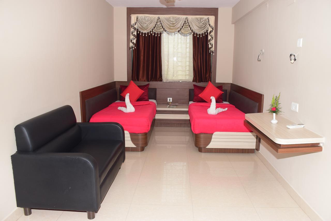 Hotel Landmark Puri Buitenkant foto