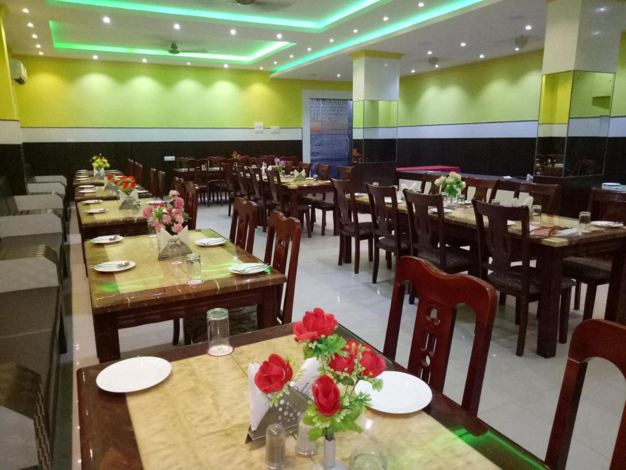 Hotel Landmark Puri Buitenkant foto