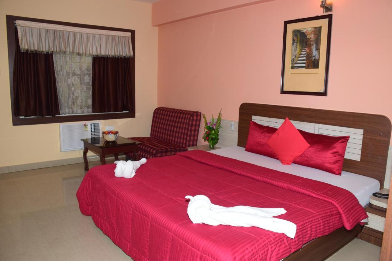 Hotel Landmark Puri Buitenkant foto