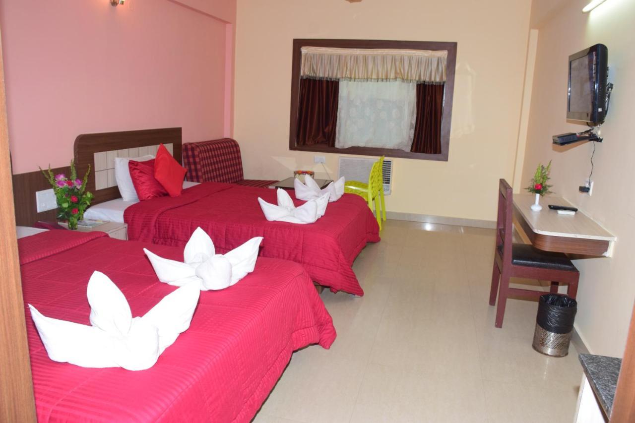 Hotel Landmark Puri Buitenkant foto