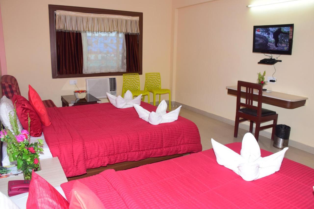 Hotel Landmark Puri Buitenkant foto