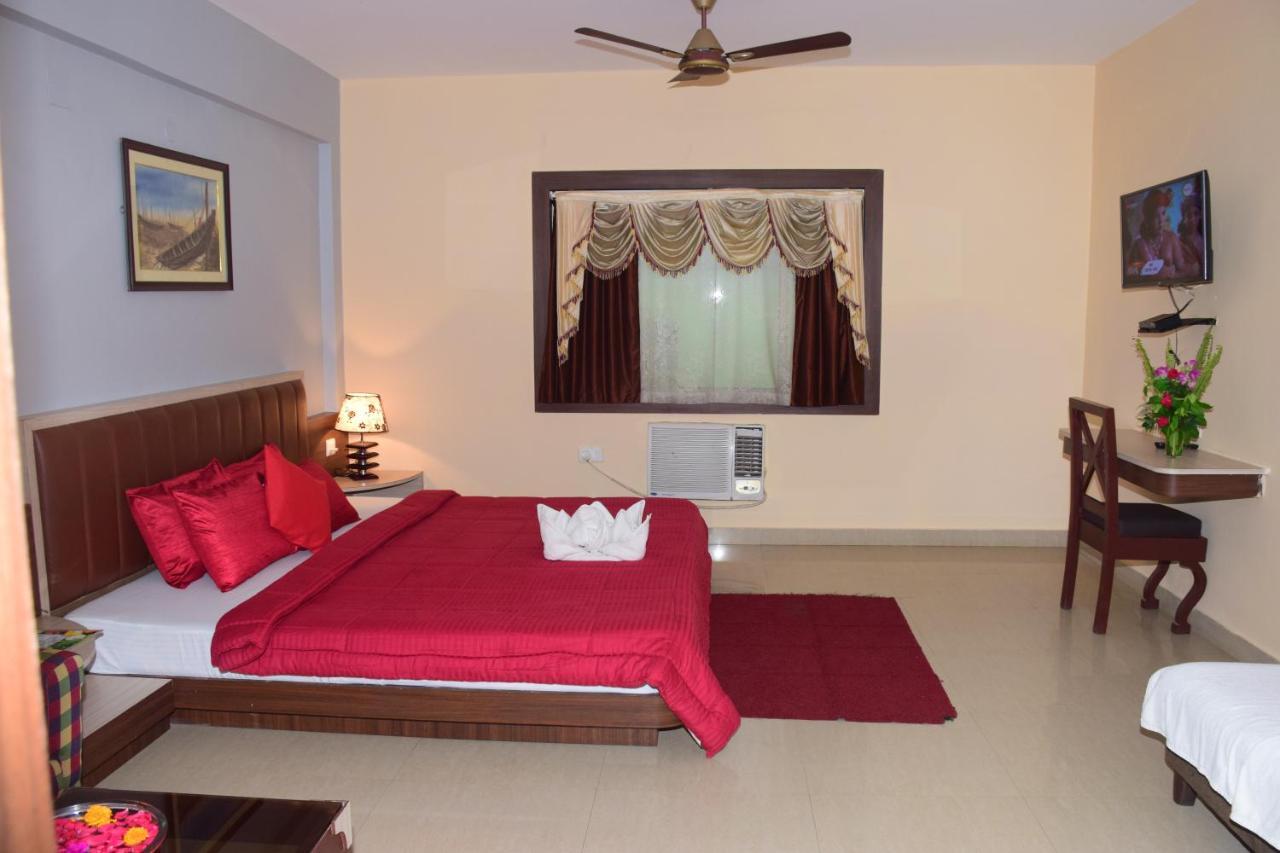 Hotel Landmark Puri Buitenkant foto
