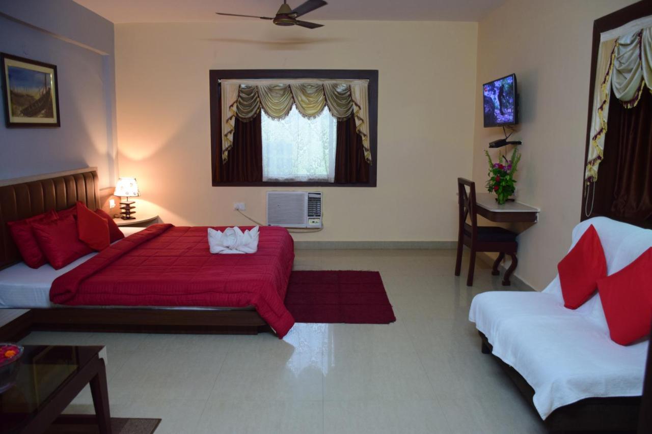 Hotel Landmark Puri Buitenkant foto