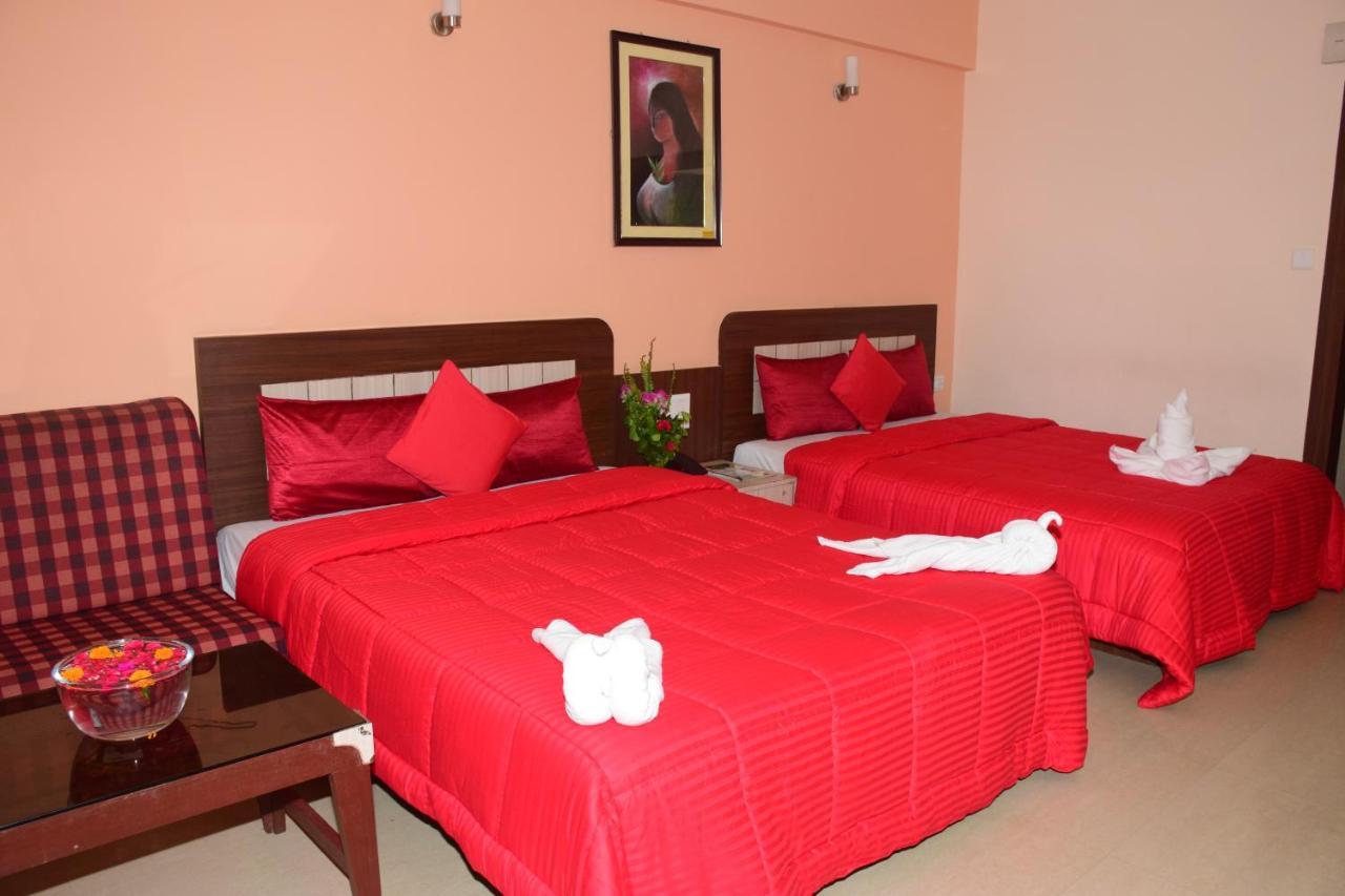 Hotel Landmark Puri Buitenkant foto